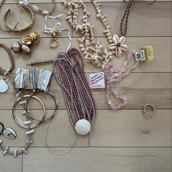 Mermaidcore Jewelry Bundle 03 – Golden Pink Tones, Pearls & Iridescent Details - Picture 3 of 5